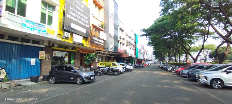 disewa ruko hadap jalan raya strategis siap huni di toll boulevard bsd city