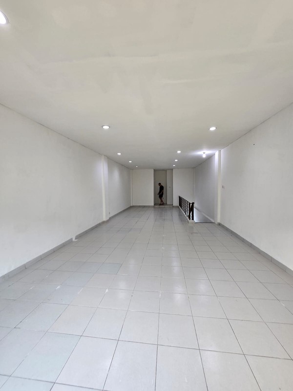 disewa ruko hadap jalan raya strategis siap huni di toll boulevard bsd city