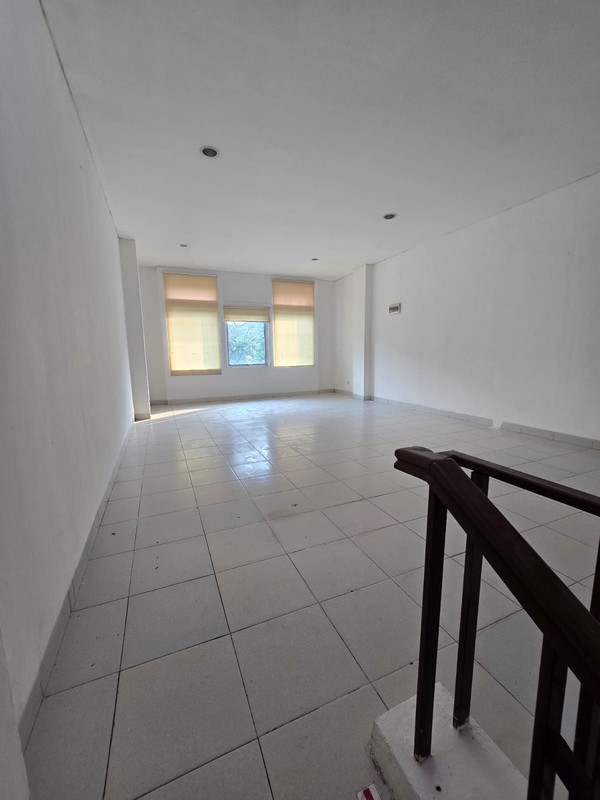 disewa ruko hadap jalan raya strategis siap huni di toll boulevard bsd city