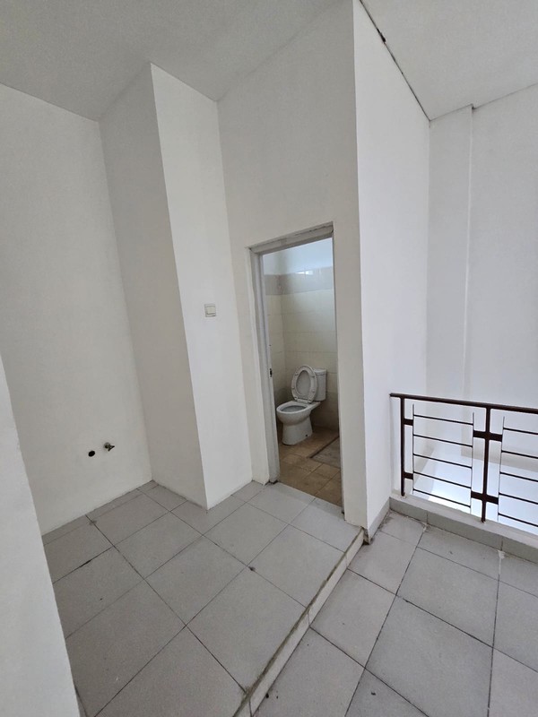 disewa ruko hadap jalan raya strategis siap huni di toll boulevard bsd city