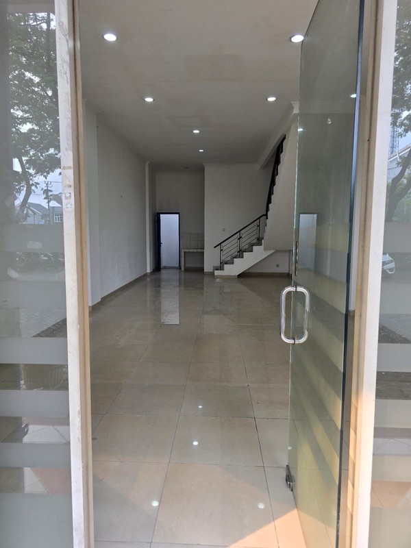 disewa ruko hadap jalan raya strategis siap huni di toll boulevard bsd city