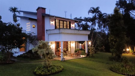 Villa Aristik - Full Furnished ( Gaya Mediteranian - Eks Ekspatriat, Australia )