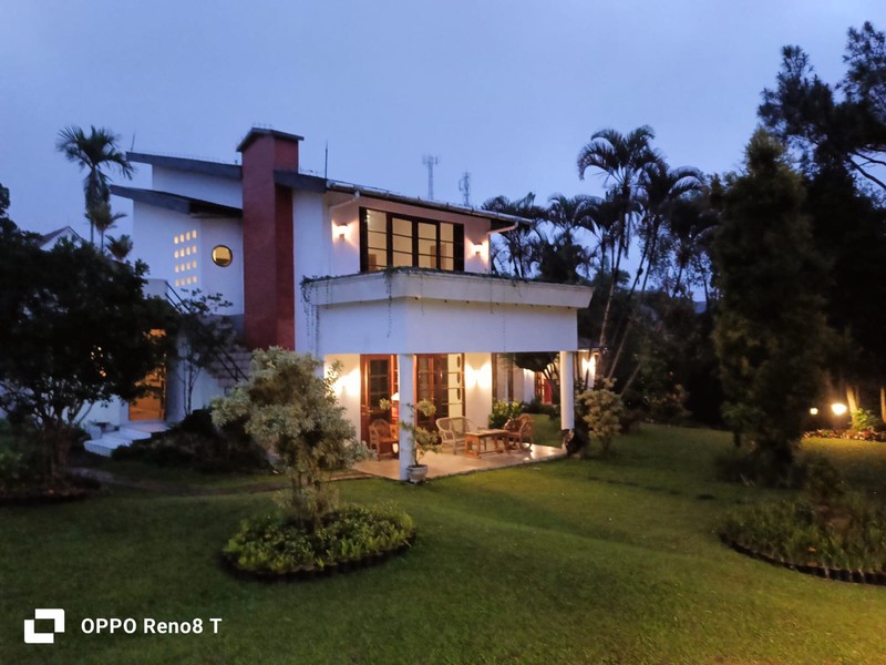 Villa Aristik - Full Furnished ( Gaya Mediteranian - Eks Ekspatriat, Australia )