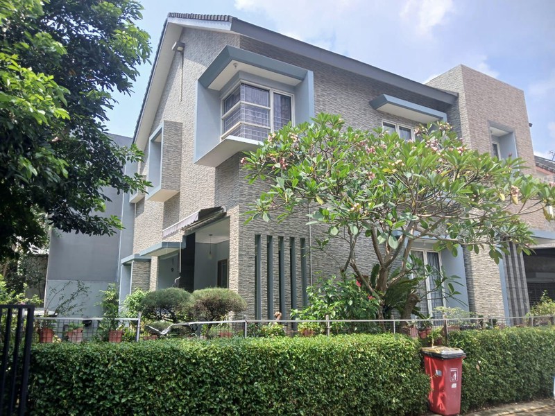 Rumah Asri dengan Taman yang Luas, Posisi Hoek di Jakarta Timur