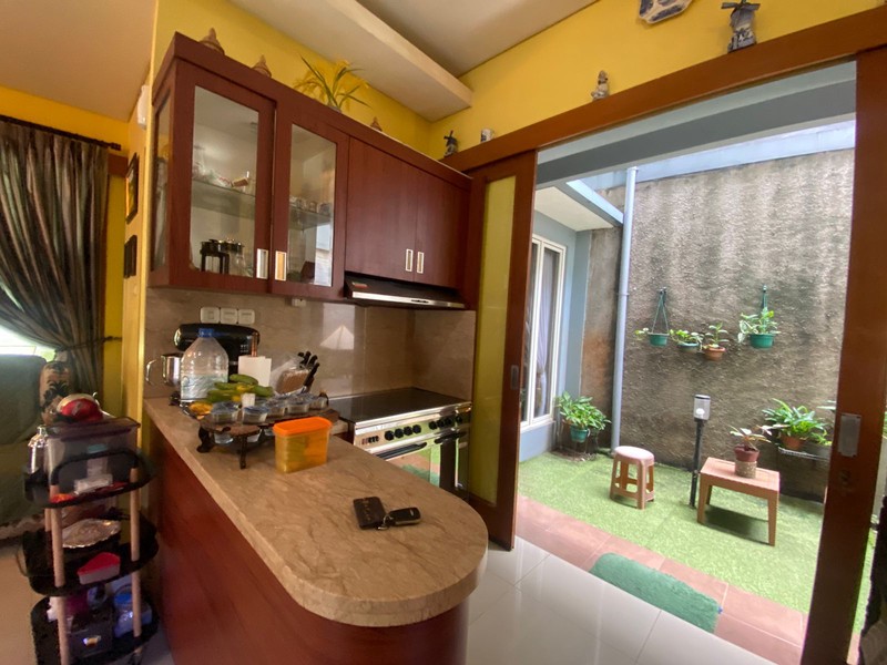 Rumah Asri dengan Taman yang Luas, Posisi Hoek di Jakarta Timur