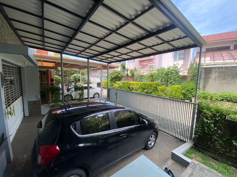 Rumah Asri dengan Taman yang Luas, Posisi Hoek di Jakarta Timur