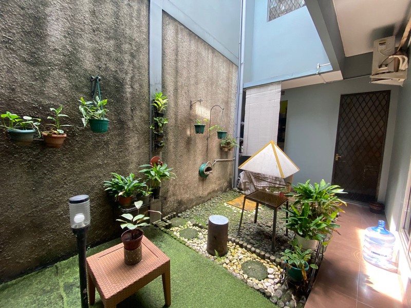 Rumah Asri dengan Taman yang Luas, Posisi Hoek di Jakarta Timur