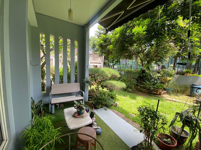 Rumah Asri dengan Taman yang Luas, Posisi Hoek di Jakarta Timur