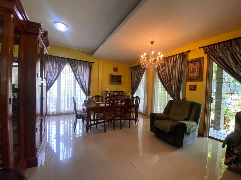 Rumah Asri dengan Taman yang Luas, Posisi Hoek di Jakarta Timur