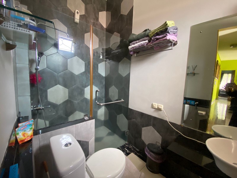 Rumah Asri dengan Taman yang Luas, Posisi Hoek di Jakarta Timur