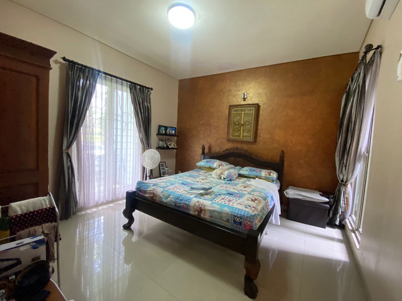 Rumah Asri dengan Taman yang Luas, Posisi Hoek di Jakarta Timur