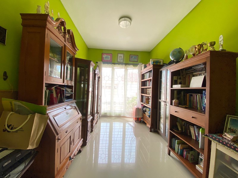 Rumah Asri dengan Taman yang Luas, Posisi Hoek di Jakarta Timur