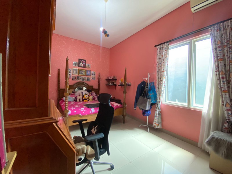 Rumah Asri dengan Taman yang Luas, Posisi Hoek di Jakarta Timur