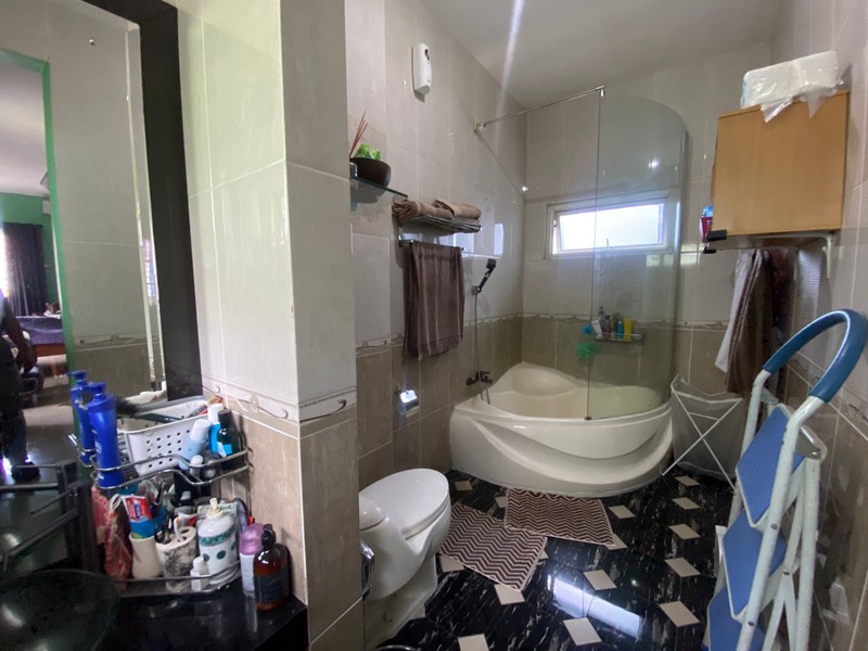 Rumah Asri dengan Taman yang Luas, Posisi Hoek di Jakarta Timur