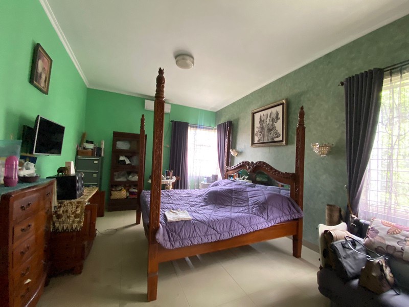 Rumah Asri dengan Taman yang Luas, Posisi Hoek di Jakarta Timur