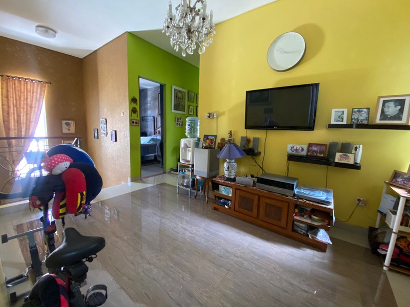 Rumah Asri dengan Taman yang Luas, Posisi Hoek di Jakarta Timur