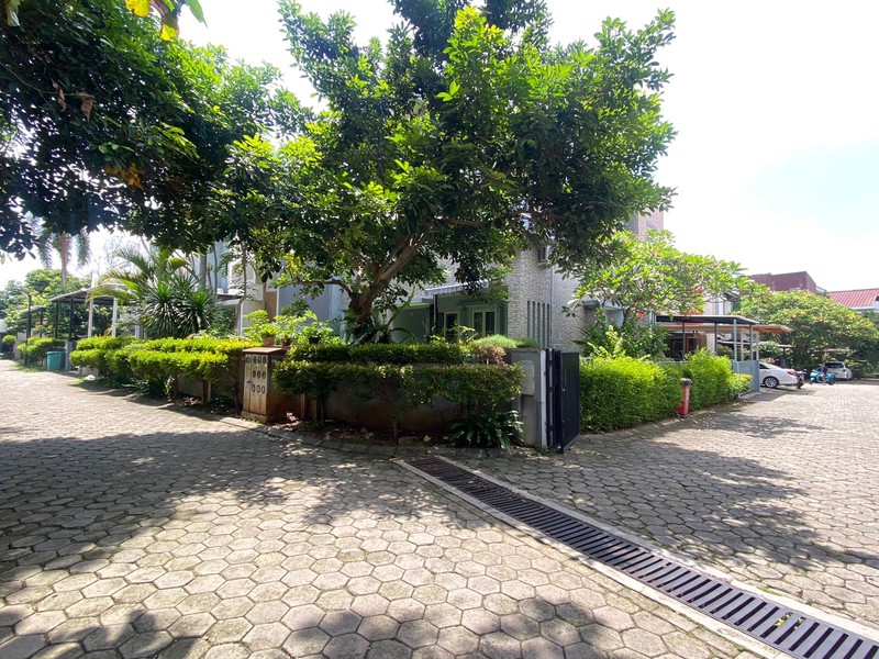 Rumah Asri dengan Taman yang Luas, Posisi Hoek di Jakarta Timur