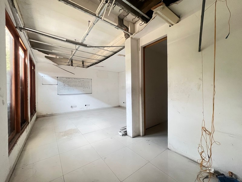 DIJUAL CEPAT ! Kantor Ex. Showroom Jl. Raya Diponegoro Surabaya Pusat