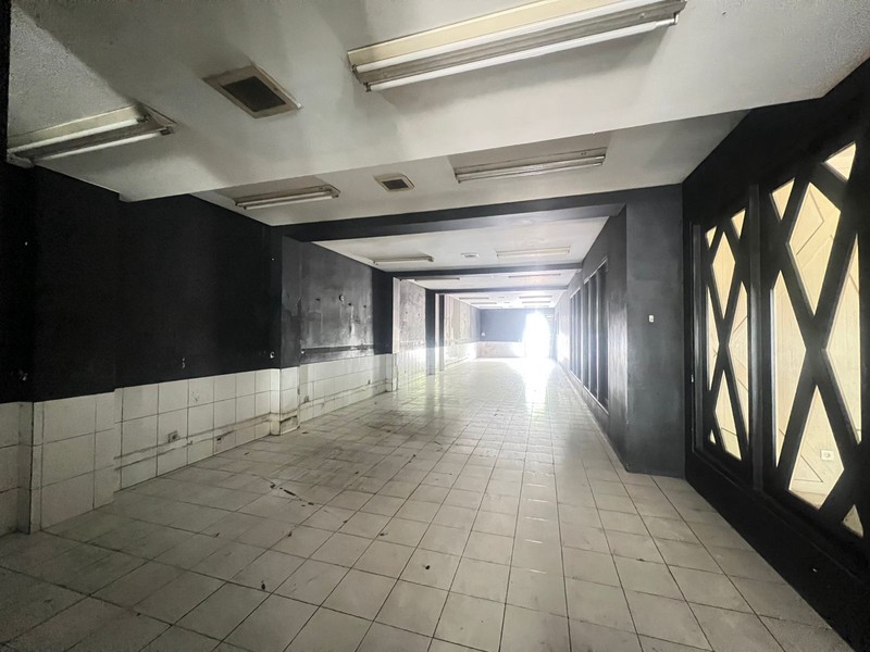 DIJUAL CEPAT ! Kantor Ex. Showroom Jl. Raya Diponegoro Surabaya Pusat