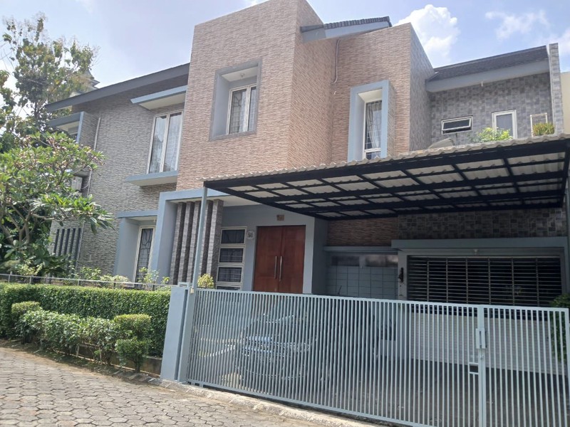 Rumah Asri dengan Taman yang Luas, Posisi Hoek di Jakarta Timur