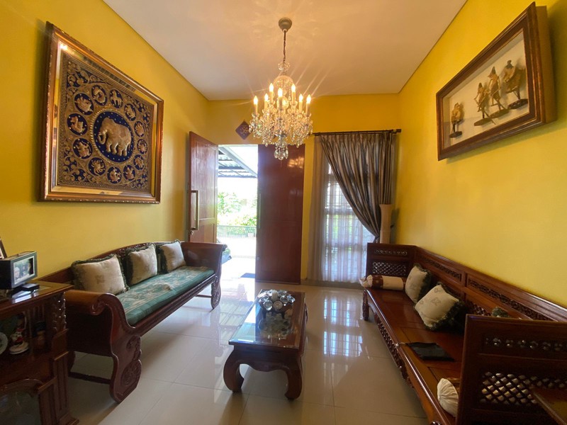 Rumah Asri dengan Taman yang Luas, Posisi Hoek di Jakarta Timur