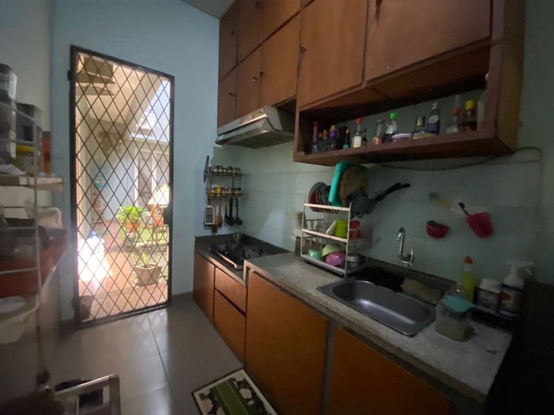 Rumah Asri dengan Taman yang Luas, Posisi Hoek di Jakarta Timur