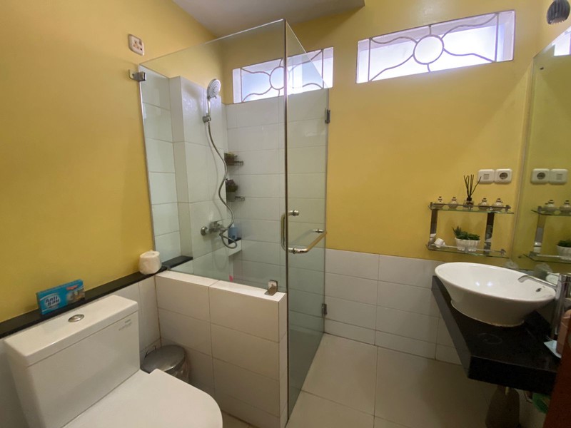 Rumah Asri dengan Taman yang Luas, Posisi Hoek di Jakarta Timur