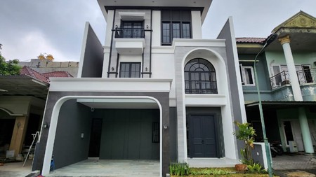 Dijual Rumah Modern 3 Lantai  Villa Taman Telaga Citraland Surabaya Barat