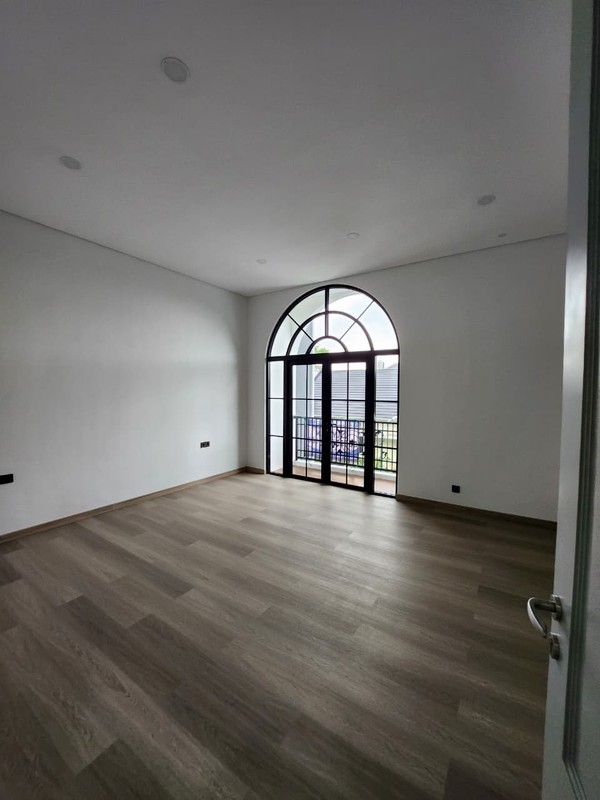 Dijual Rumah Modern 3 Lantai  Villa Taman Telaga Citraland Surabaya Barat