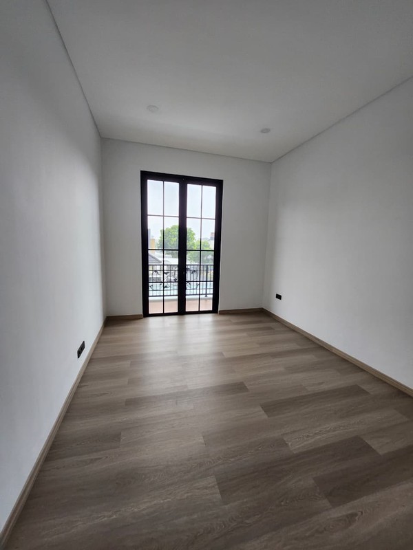 Dijual Rumah Modern 3 Lantai  Villa Taman Telaga Citraland Surabaya Barat