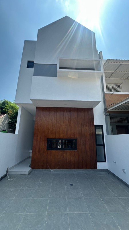 Hunian Minimalis 2 Lantai di Cirendeu