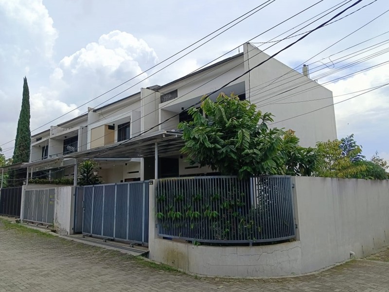 Rumah Siap huni di Sariwangi Asri lokasi strategis dekat setraduta  