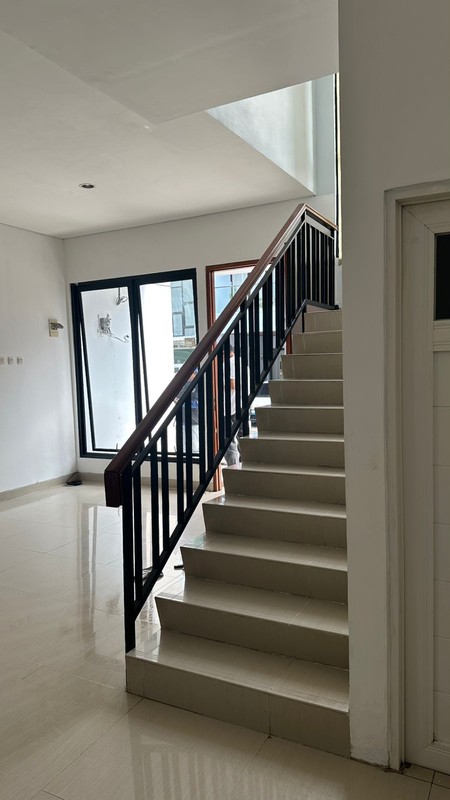 Rumah Modern Minimalis 2 Lantai di Cirendeu