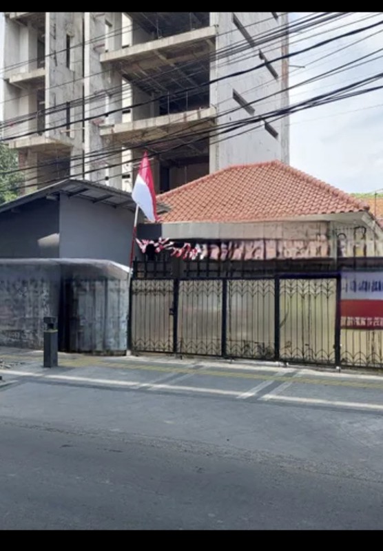 DIJUAL RUMAH LAMA STRATEGIS DI BISA UNTUK USAHA / KOMERSIAL DI PROKLAMASI, MENTENG