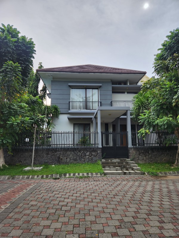 Dijual / Disewakan Rumah The Chofa Plus Kolam Renang Private Pool - Full Furnished Dekat Sukomanunggal, Isen Darmo Harapan, Hokky Buah, Sekolah Iph, Pasar Modern Puncak Permai , Taman Hunian Satelit