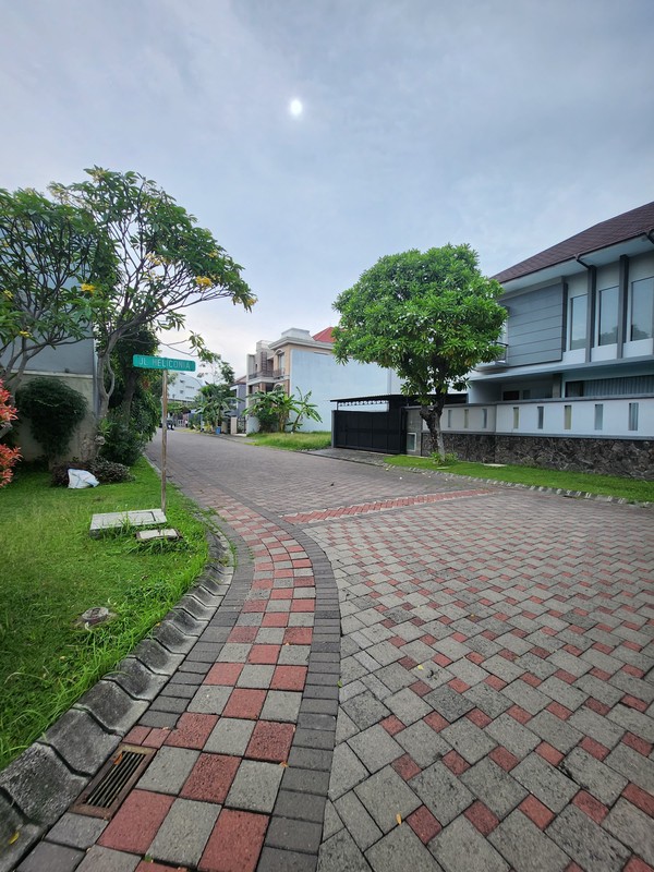 Disewakan Rumah The Chofa Plus Kolam Renang Private Pool - Full Furnished Dekat Sukomanunggal, Isen Darmo Harapan, Hokky Buah, Sekolah IPH, Pasar Modern Puncak Permai , Taman Hunian Satelit