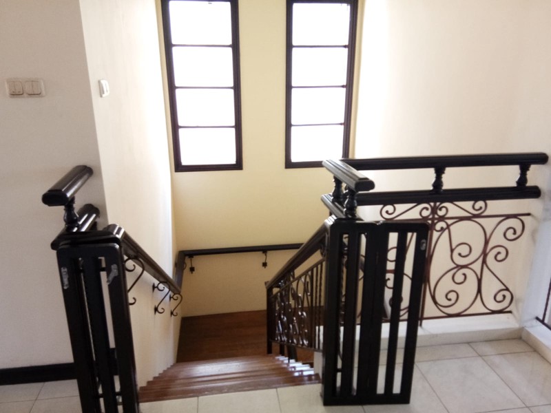 Dijual Rumah Model Classic TAMAN Hunian Satelit Sukomanunggal Surabaya