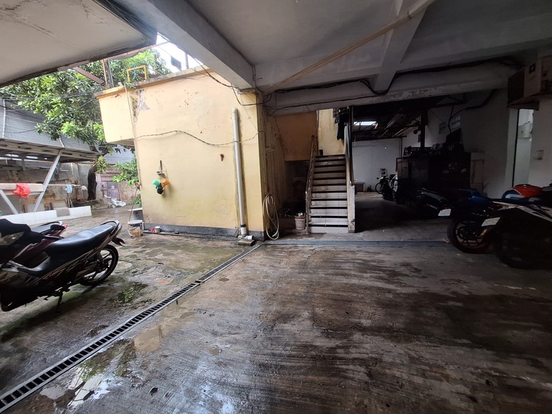 Rumah Kosan aktif menguntungkan dengan 70 kamar, 3,5 Lantai, SHM, di area Karet Belakang, Setiabudi, Jakarta Selatan