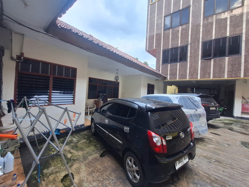 Rumah Kosan aktif menguntungkan dengan 70 kamar, 3,5 Lantai, SHM, di area Karet Belakang, Setiabudi, Jakarta Selatan
