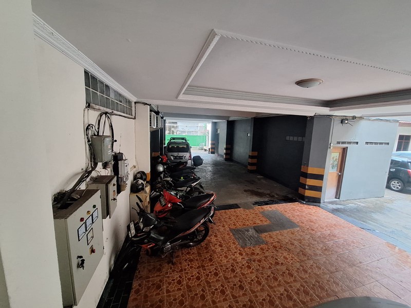 Rumah Kosan aktif menguntungkan dengan 70 kamar, 3,5 Lantai, SHM, di area Karet Belakang, Setiabudi, Jakarta Selatan