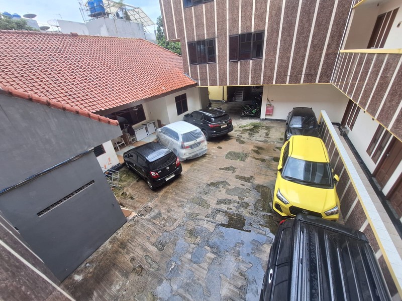 Rumah Kosan aktif menguntungkan dengan 70 kamar, 3,5 Lantai, SHM, di area Karet Belakang, Setiabudi, Jakarta Selatan