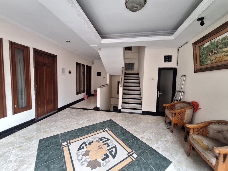 Rumah Kosan aktif menguntungkan dengan 70 kamar, 3,5 Lantai, SHM, di area Karet Belakang, Setiabudi, Jakarta Selatan