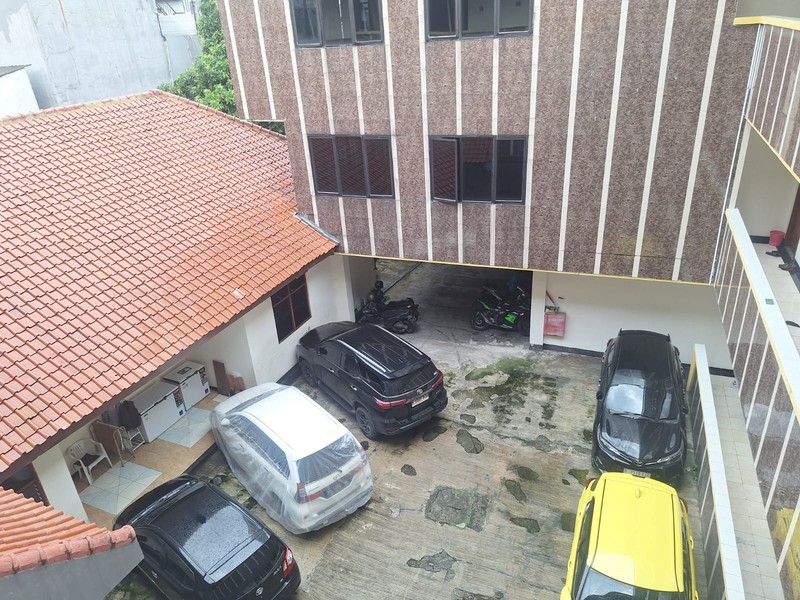 Rumah Kosan aktif menguntungkan dengan 70 kamar, 3,5 Lantai, SHM, di area Karet Belakang, Setiabudi, Jakarta Selatan