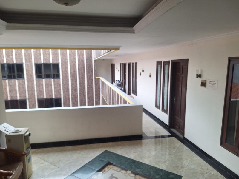 Rumah Kosan aktif menguntungkan dengan 70 kamar, 3,5 Lantai, SHM, di area Karet Belakang, Setiabudi, Jakarta Selatan