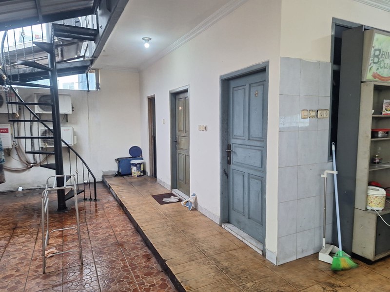 Rumah Kosan aktif menguntungkan dengan 70 kamar, 3,5 Lantai, SHM, di area Karet Belakang, Setiabudi, Jakarta Selatan