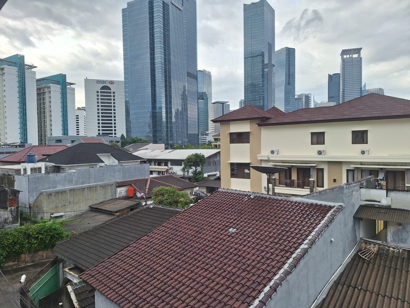 Rumah Kosan aktif menguntungkan dengan 70 kamar, 3,5 Lantai, SHM, di area Karet Belakang, Setiabudi, Jakarta Selatan