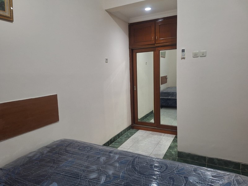 Rumah Kosan aktif menguntungkan dengan 70 kamar, 3,5 Lantai, SHM, di area Karet Belakang, Setiabudi, Jakarta Selatan