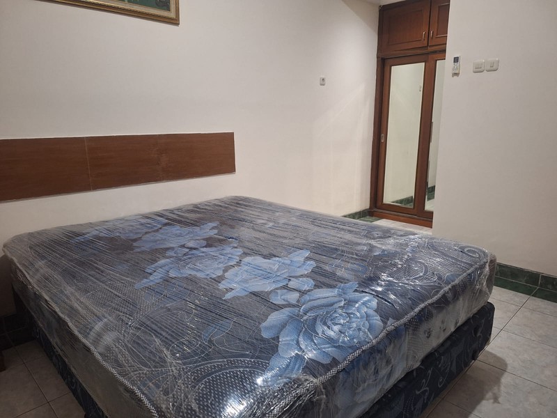 Rumah Kosan aktif menguntungkan dengan 70 kamar, 3,5 Lantai, SHM, di area Karet Belakang, Setiabudi, Jakarta Selatan