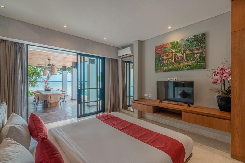 Freehold - A True Bali Bali Escape: Beachfront Villa with Rooftop Lounge & Tropical Charm, Tanjung Benoa, Nusa Dua, Bali