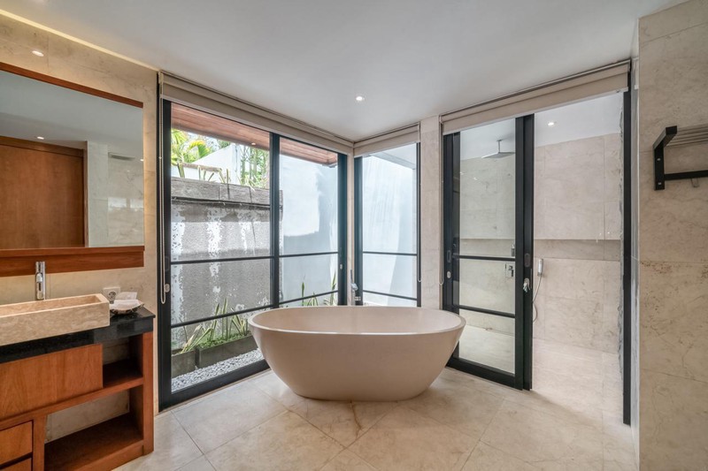 Freehold - A True Bali Bali Escape: Beachfront Villa with Rooftop Lounge & Tropical Charm, Tanjung Benoa, Nusa Dua, Bali